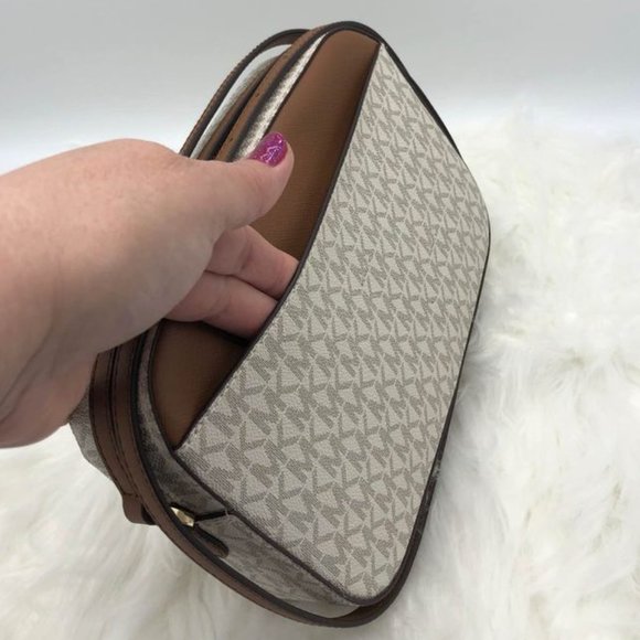 NWT Michael Kors Jet Set East West Chain Crossbody - Vanilla/Acorn Brown - Picture 2 of 10